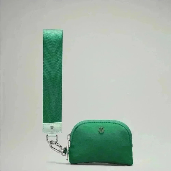 💚 Lululemon Dual Pouch Wristlet in SOLD OUT Emerald Ice/Mint Green preppy chic - Picture 4 of 4
